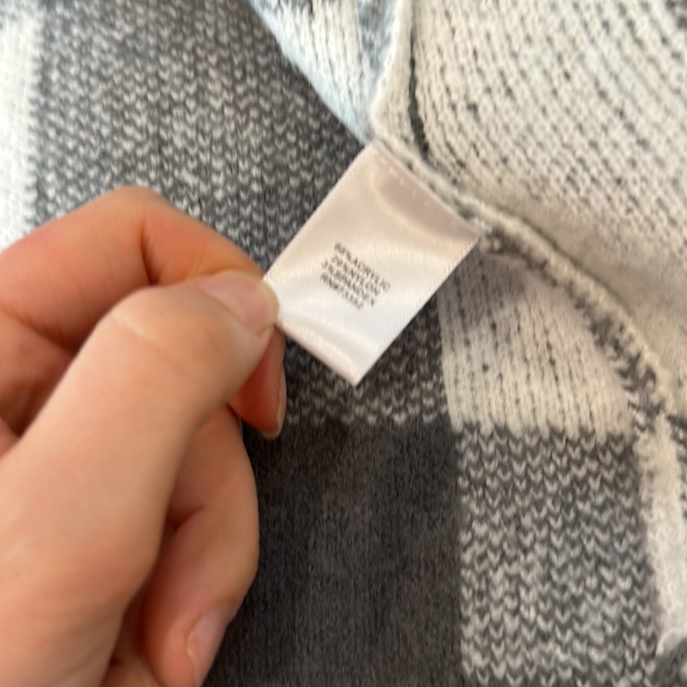 It’s Our Time Womens Gray and White Plaid Sweater Jacket Size Medium - Picture 6 of 8